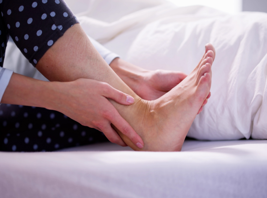 γυναικεία πατούσα σε καναπέ που την ακουμπά γυναικείο χέρι