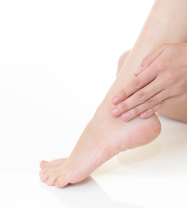 γυναικεία πόδια που τα ακουμπούν χέρια