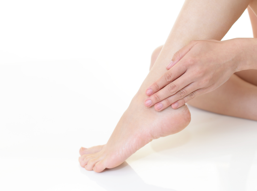 γυναικεία πόδια που τα ακουμπούν χέρια
