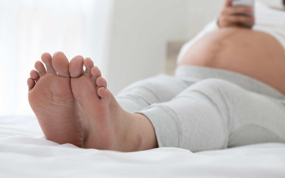 egkios-gynaika-me-prismena-podia-egkimosinis